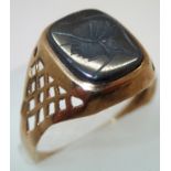 9ct gold centurion intaglio ring with pierced shoulders size T 3.3g. P&P group 1 (£16 for the