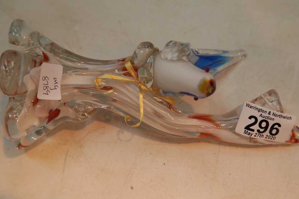 Murano type glass perching bird. P&P Group 1 (£14+VAT for the first lot and £1+VAT for subsequent