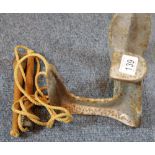 Cast iron shoe last, boxed Buckingham Palace mug and vintage skipping rope. P&P Group 1 (£14+VAT for