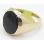Gents black onyx oval 9ct gold ring, size Q, 4.0g. P&P Group 1 (£14+VAT for the first lot and £1+VAT