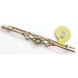 Ladies 9ct rose gold peridot brooch, 1.6g. P&P Group 1 (£14+VAT for the first lot and £1+VAT for
