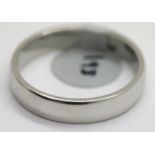 Gents 5 mm D shaped platinum wedding band, size W, 10.0g. P&P Group 1 (£14+VAT for the first lot and