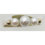 9ct three real pearl ring, size O, 2.0g. P&P Group 1 (£14+VAT for the first lot and £1+VAT for