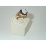 Antique heavy gauge 18ct gold cameo set ring, size O, 5.5g P&P group 1 (£16 for the first item