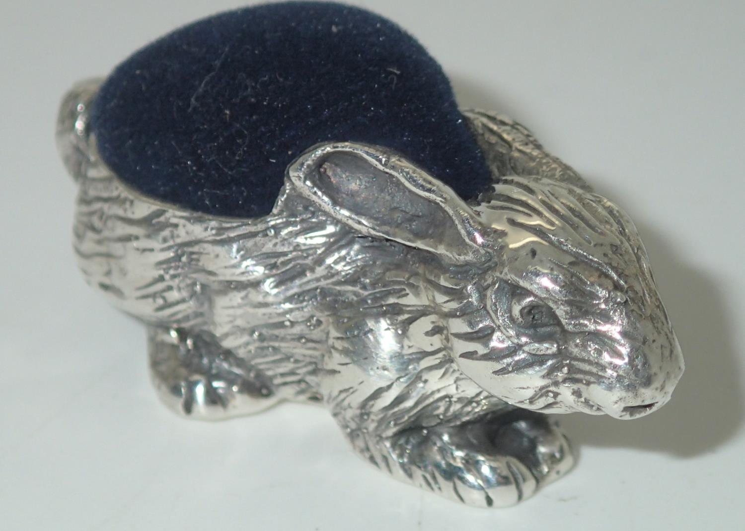 Sterling silver hare form pin cushion in excellent condition P&P group 1 (£16 for the first item and