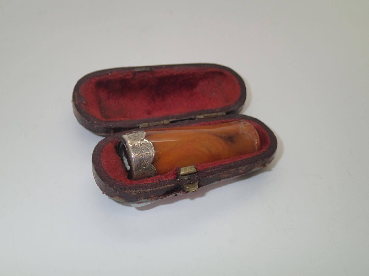 Silver mounted amber cigar holder in a fitted case P&P group 1 (£16 for the first item and £1.50 for