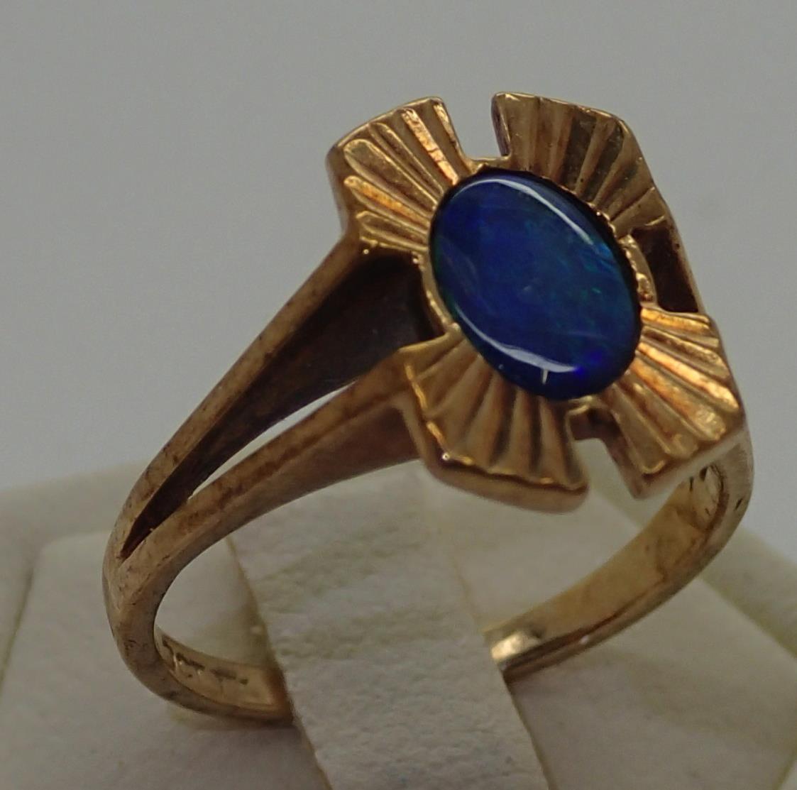 Vintage 9ct gold opal solitaire ring, size K 1/2, 3g P&P group 1 (£16 for the first item and £1.50