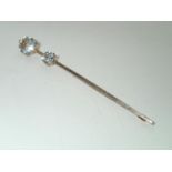 9ct gold white topaz set pin brooch, L: 75 mm, 3.5g P&P group 1 (£16 for the first item and £1.50