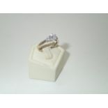 14ct white gold diamond ring with central diamond approximately 0.25ct size L/M 2.0g P&P group 1 (£