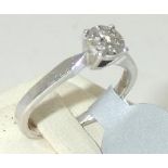 9ct white gold cluster ring Size K 2.2g P&P group 1 (£16 for the first item and £1.50 for subsequent