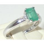 Contemporary 9ct white gold emerald and diamond ring, size Q, 2.3g P&P group 1 (£16 for the first