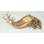 Vintage 18ct gold textured double fish brooch, each having ruby set eyes, 5.6g P&P group 1 (£16