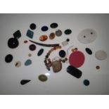 Loose stones: good collection of polished and natural stones including several agate, malachite