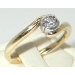 Unusual contemporary 18ct gold diamond solitaire ring, size O/P, 4.3g P&P group 1 (£16 for the first