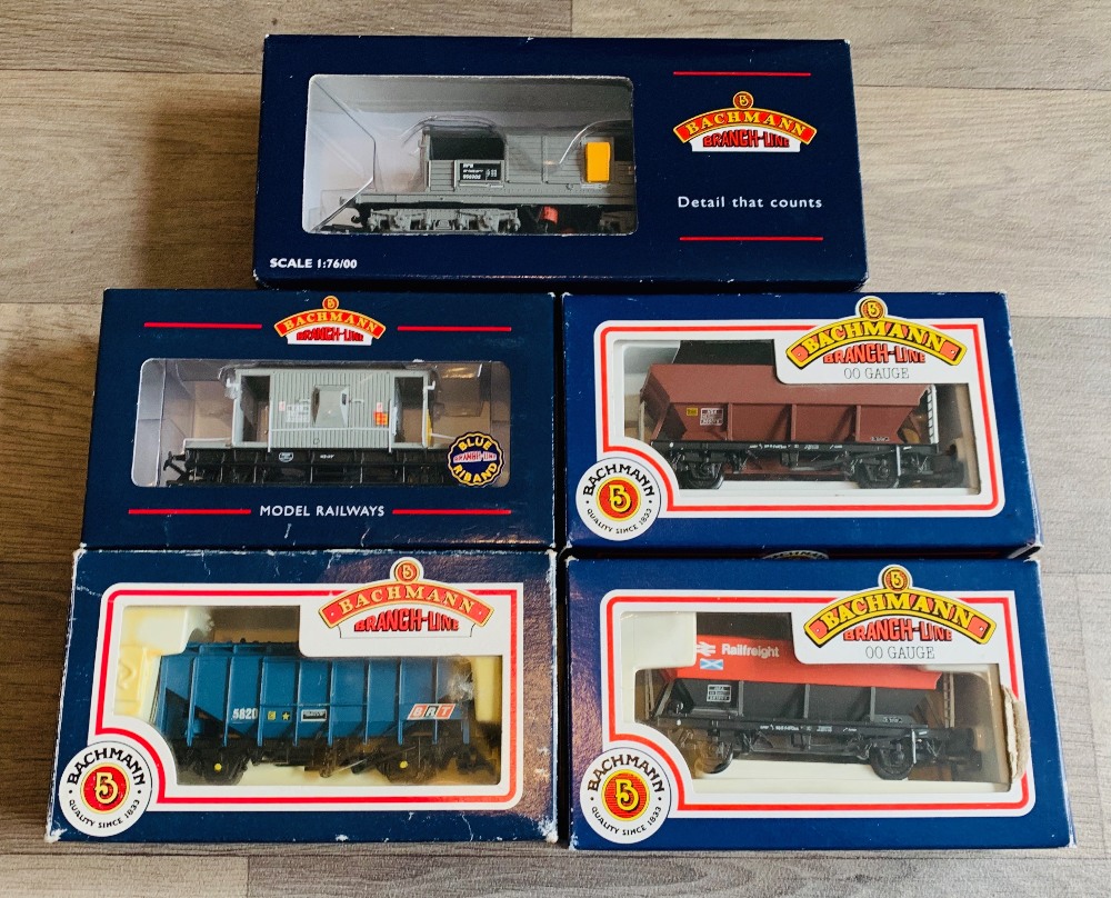 5x Assorted Bachmann OO Gauge Freight Wagons To Include: 33-829 25T Queen Mary Brake, 37-527A 20t