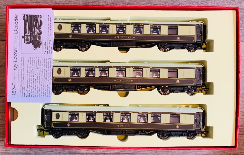 3x Hornby OO Gauge Pullman Passenger Car Coaches Brown/Cream Including Working Table Lamps -