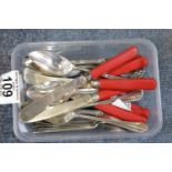 Mixed silver plated teaspoons and butter knives. P&P Group 1 (£14+VAT for the first lot and £1+VAT