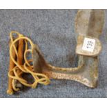 Cast iron shoe last, boxed Buckingham Palace mug and vintage skipping rope. P&P Group 1 (£14+VAT for