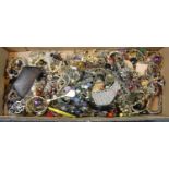 Large quantity of costume jewellery. P&P Group 1 (£14+VAT for the first lot and £1+VAT for