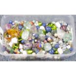Quantity of mixed glass and gemstone beads. P&P Group 1 (£14+VAT for the first lot and £1+VAT for