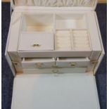 White leatherette jewellery box. P&P Group 1 (£14+VAT for the first lot and £1+VAT for subsequent