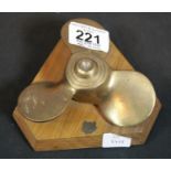 Mounted small brass propeller. P&P Group 1 (£14+VAT for the first lot and £1+VAT for subsequent