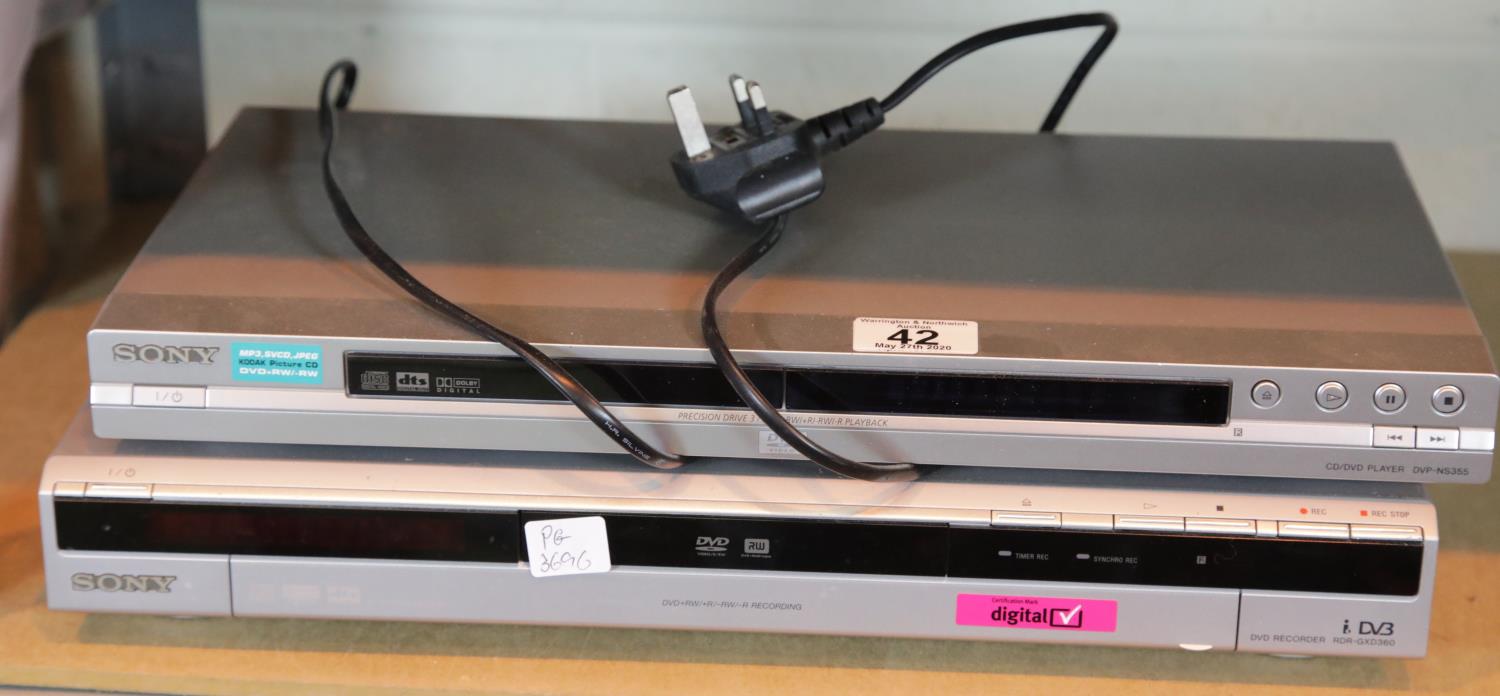 Sony DVD player and recorder. P&P Group 2 (£18+VAT for the first lot and £2+VAT for subsequent lots)