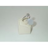 9ct white gold cluster ring Size K 2.2g P&P group 1 (£16 for the first item and £1.50 for subsequent