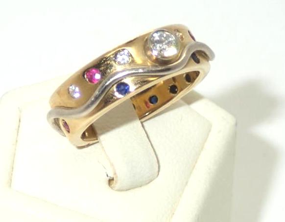 Excellent quality 18ct white and yellow gold heavy gauge band set with a large raised diamond and