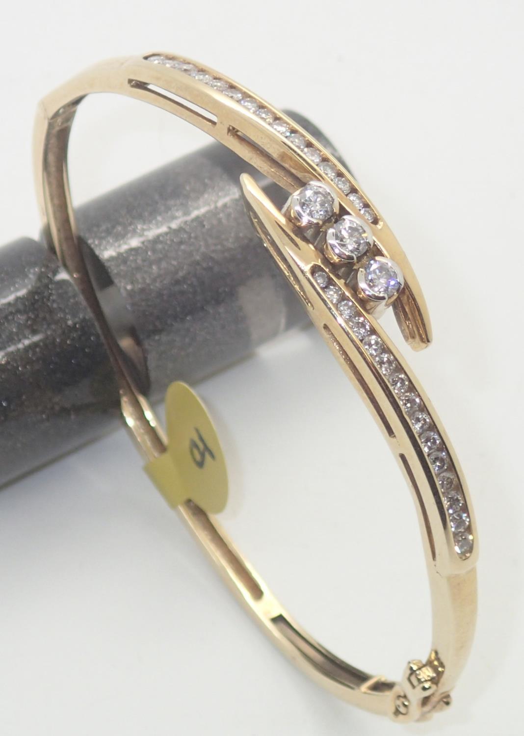 Ladies 9ct yellow gold high grade diamond set bangle 1.00cts total, 14.0g P&P group 1 (£16 for the