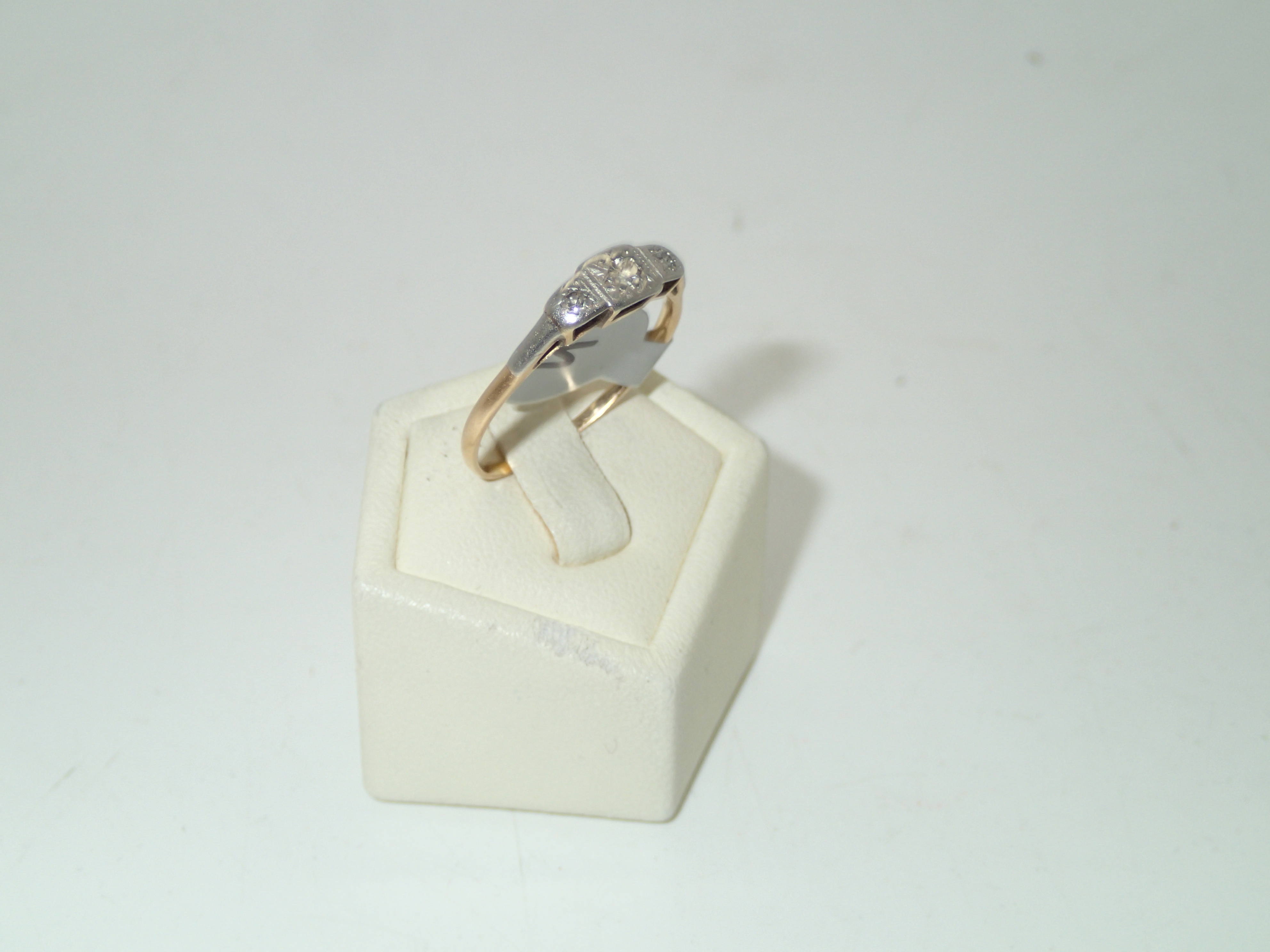 18ct gold and platinum three stone diamond antique ring Size Q 2.0g P&P group 1 (£16 for the first