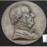 Cast metal circular memorial plaque of William Gladstone, D: 15 cm. P&P Group 1 (£14+VAT for the