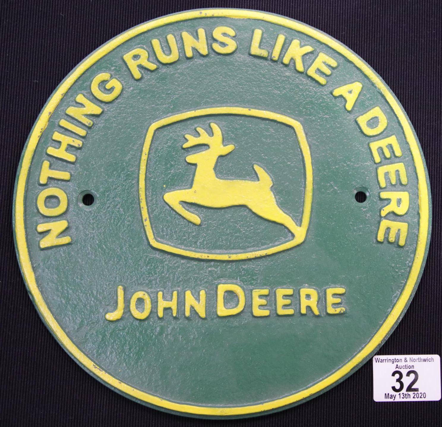 Cast iron John Deere sign D: 28 cm. P&P Group 2 (£18+VAT for the first lot and £2+VAT for subsequent