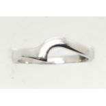 9ct white gold wave ring, size N, 2.7g. P&P Group 1 (£14+VAT for the first lot and £1+VAT for