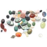 Loose gemstones: Mixed gemstones including opal and bloodstone. P&P Group 1 (£14+VAT for the first