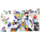 Loose gemstones: mixed gemstone and beads, mainly glass. P&P Group 1 (£14+VAT for the first lot