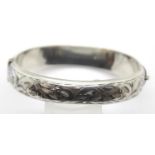 Vintage 1970's hallmarked silver hinged bangle with engraved decoration. P&P Group 1 (£14+VAT for