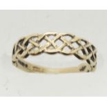 9ct gold Celtic band ring size K/L, 1.2g. P&P Group 1 (£14+VAT for the first lot and £1+VAT for