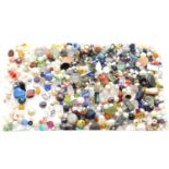 Loose gemstones: Mixed loose gemstones and beads including glass. P&P Group 1 (£14+VAT for the first