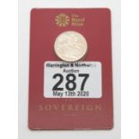 Full encased 2015 Elizabeth II sovereign. P&P Group 1 (£14+VAT for the first lot and £1+VAT for