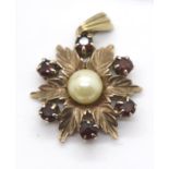 Vintage 9ct gold flower design garnet and pearl set pendant, 2.5g. P&P Group 1 (£14+VAT for the