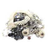 Mixed costume jewellery including faux pearls. P&P Group 1 (£14+VAT for the first lot and £1+VAT for