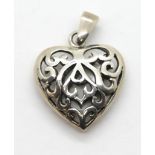 Vintage silver filigree heart shaped pendant. P&P Group 1 (£14+VAT for the first lot and £1+VAT