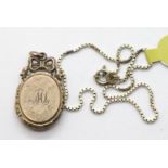 Victorian gold plated locket with engraved floral detail, H: 30 mm, and a gold plated box link