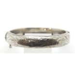 Vintage hallmarked silver hinged bangle with engraved decoration. P&P Group 1 (£14+VAT for the first