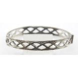 Silver hinged filigree bangle. P&P Group 1 (£14+VAT for the first lot and £1+VAT for subsequent