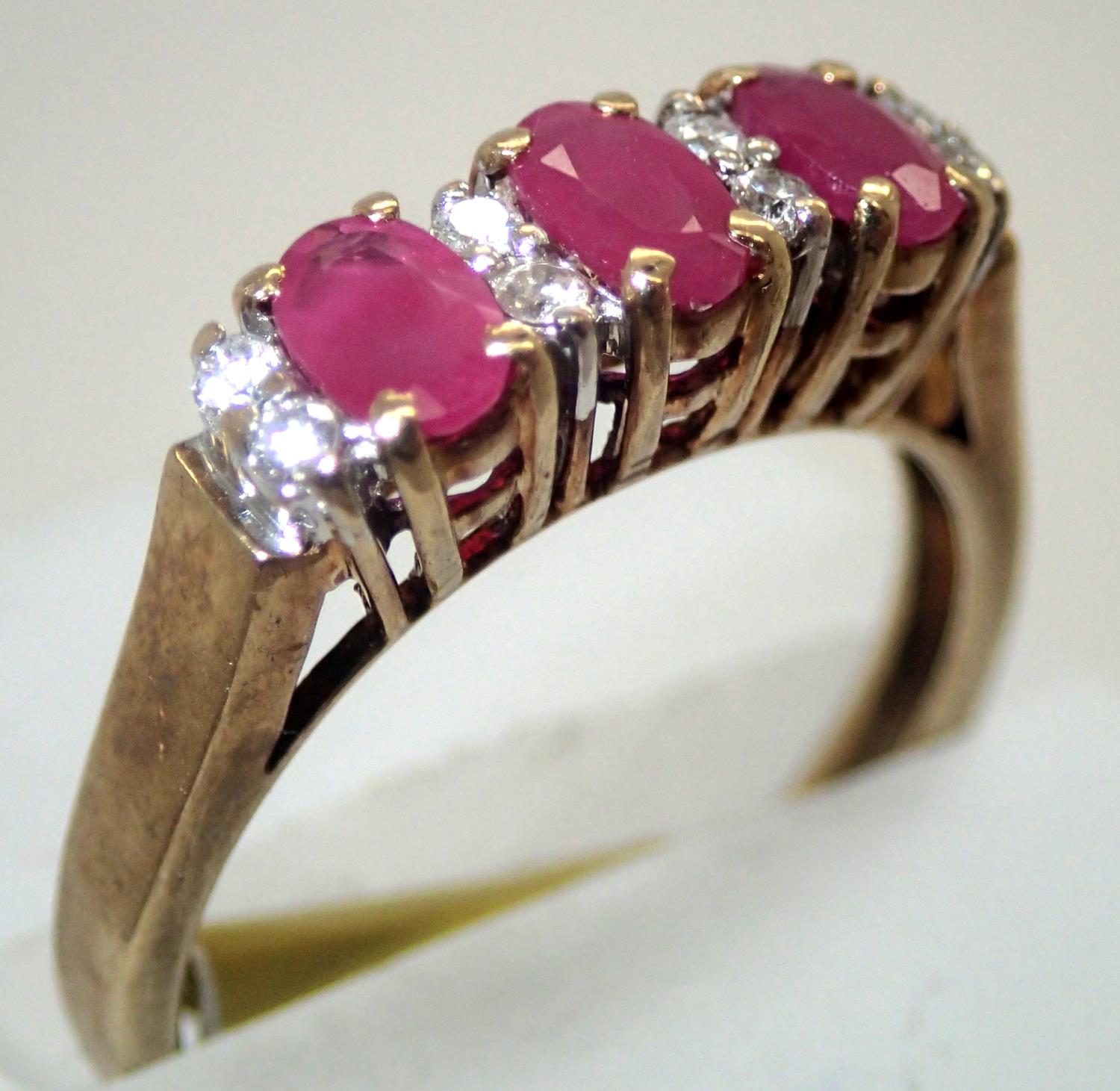 Ladies 9ct gold three stone ruby and diamond ring. P&P group 1 (£16 for the first item and £1.50 for