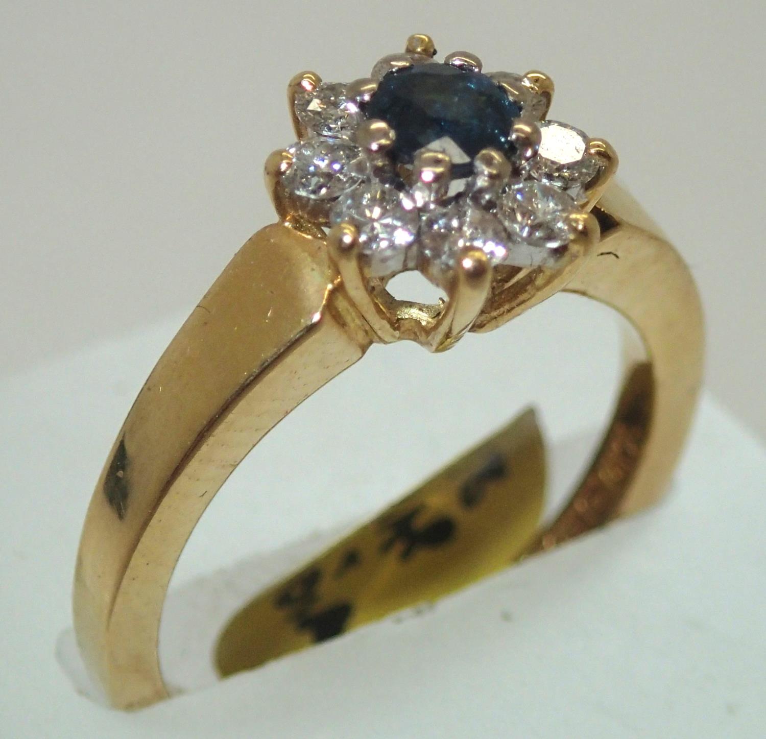 18ct gold heavy set sapphire and diamond ring 5.7g. P&P group 1 (£16 for the first item and £1.50