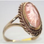 9ct gold opal cameo ring. P&P group 1 (£16 for the first item and £1.50 for subsequent items)