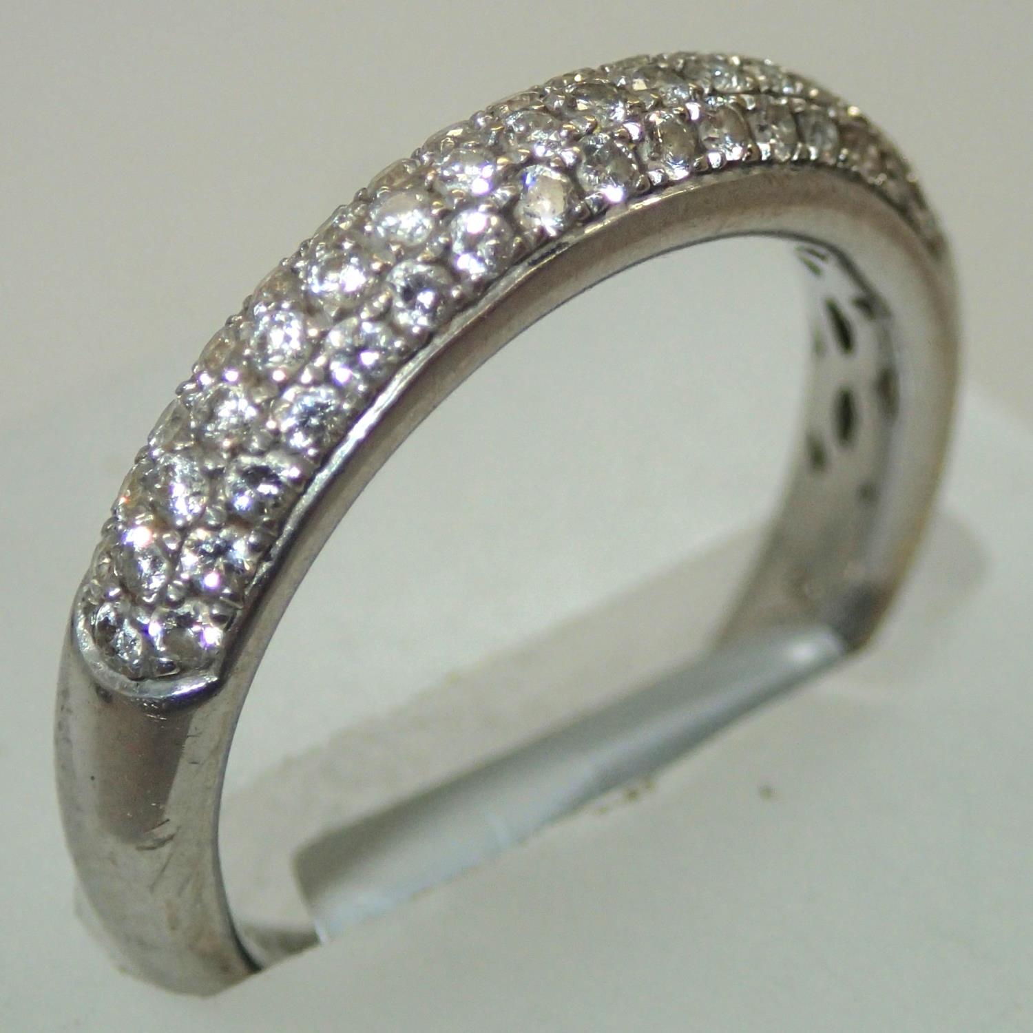 18ct gold, diamond set band 4.3g (diamond content 0.43ct). P&P group 1 (£16 for the first item